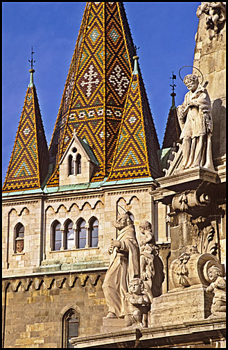 Image of the Chain Bridge and Parliament Building.